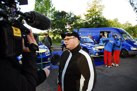 »Speed'en har vi,« siger Christian Jensen, der altid er i centrum for pressens opmærksomhed under pauserne i et rally.
(Foto: Subaru Rally Team DK)